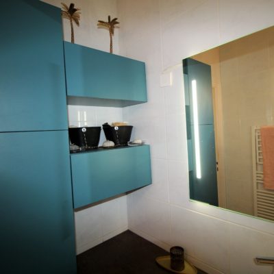 Salle de bain de style contemporain chic de couleur bleu vert émeraude - Décoration intérieure, aménagement et maîtrise d'oeuvre appartement à Sainte Foy lès Lyon - Réalisation agence Vertinea Décoration intérieure Lyon