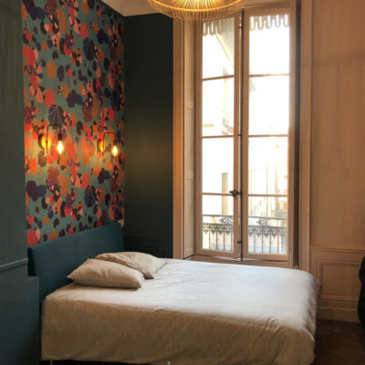 Suite parentale Chambre, salle de bain et placard de style contemporain chic - Décoration intérieure, aménagement et maîtrise d'oeuvre appartement à Lyon - Réalisation agence Vertinea Décoration intérieure Lyon