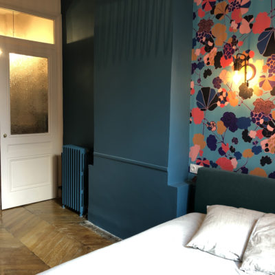 Suite parentale Chambre, salle de bain et placard de style contemporain chic - Décoration intérieure, aménagement et maîtrise d'oeuvre appartement à Lyon - Réalisation agence Vertinea Décoration intérieure Lyon