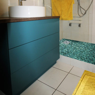 Salle de bain de style contemporain chic de couleur bleu vert émeraude - Décoration intérieure, aménagement et maîtrise d'oeuvre appartement à Sainte Foy lès Lyon - Réalisation agence Vertinea Décoration intérieure Lyon