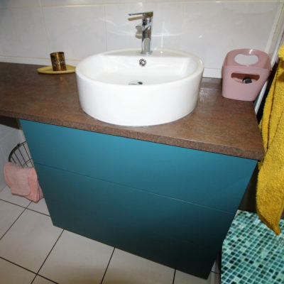 Salle de bain de style contemporain chic de couleur bleu vert émeraude - Décoration intérieure, aménagement et maîtrise d'oeuvre appartement à Sainte Foy lès Lyon - Réalisation agence Vertinea Décoration intérieure Lyon